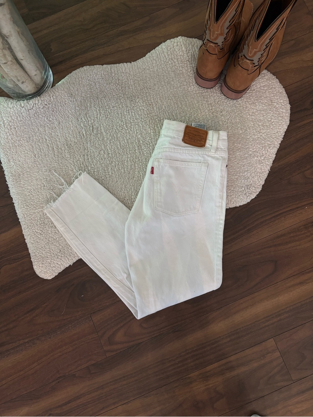 🐚🤍LEVI’S WEDGIE WHITE JEANS